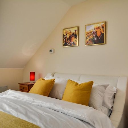 Three Bedroom House In Runcorn By The Lake With Parking By Neofinixdotcom Exterior foto