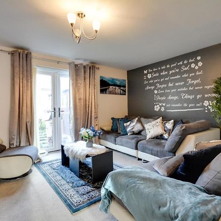 Three Bedroom House In Runcorn By The Lake With Parking By Neofinixdotcom Exterior foto