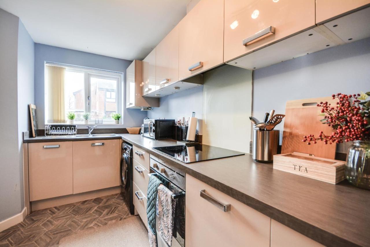 Three Bedroom House In Runcorn By The Lake With Parking By Neofinixdotcom Exterior foto