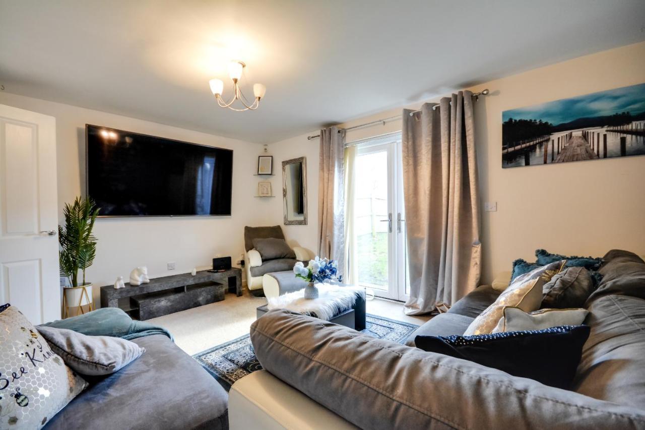 Three Bedroom House In Runcorn By The Lake With Parking By Neofinixdotcom Exterior foto