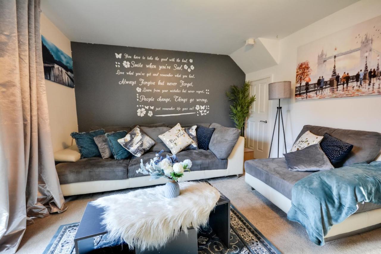 Three Bedroom House In Runcorn By The Lake With Parking By Neofinixdotcom Exterior foto