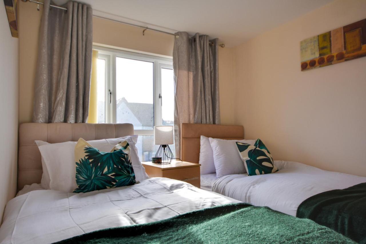 Three Bedroom House In Runcorn By The Lake With Parking By Neofinixdotcom Exterior foto